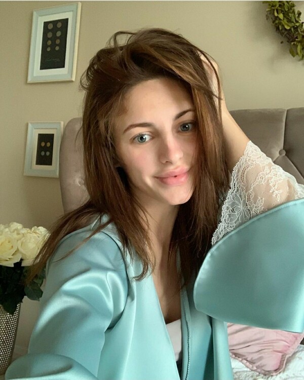 Anastasia femme russe bordeaux